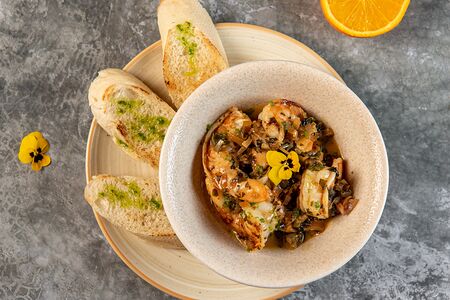 Креветки в луково-апельсиновом соусе