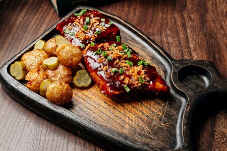 Свиные ребрышки в томатном соусе с копченым перцем