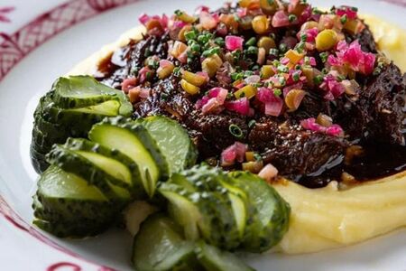 Томленая телятина с картофельным пюре и соусом кьянти