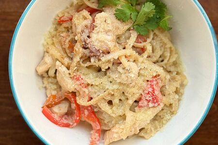 Удон с курицей в сливочном соусе