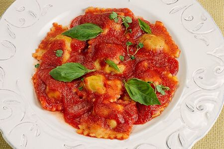 Равиоли мясные с томатным соусом
