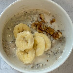 Овсяная каша с семенами чиа, бананом и орехами без сахара