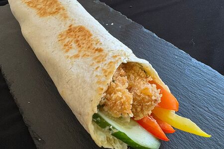 Фирменный ролл в тортилье курица