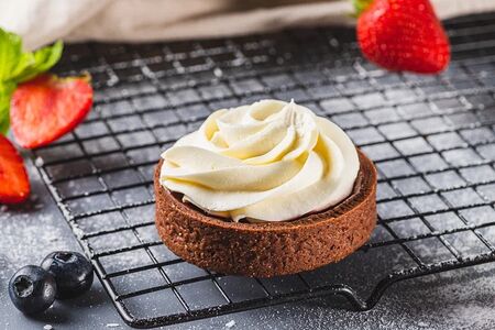 Тарталетка шоколадная с вишней