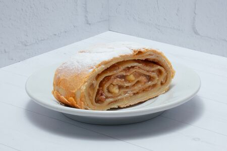 Штрудель с яблоком