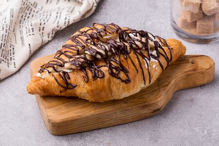 Круассан с бананом и шоколадом