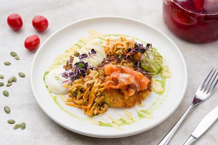 Драники с семгой, яйцом пашот и зеленью