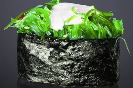 Гункан с водорослями чука