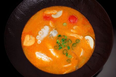 Том ям с морепродуктами