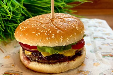 Бургер с говяжьей котлетой 