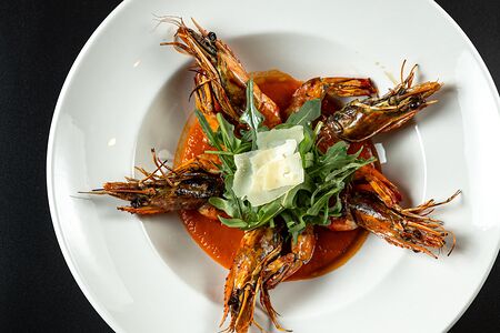 Креветки на гриле с руколой и соусом из помидоров