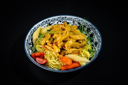 Яичная лапша с курицей карри