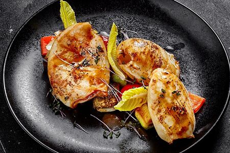 Кальмары на гриле с овощным рататуем