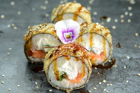 Жареный ролл с лососем