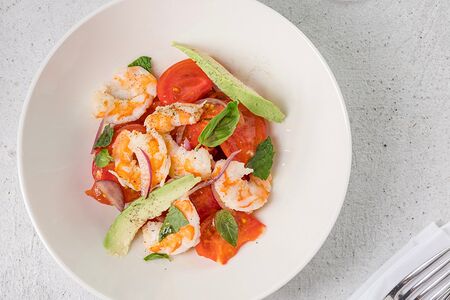 Томаты с теплыми креветками и авокадо