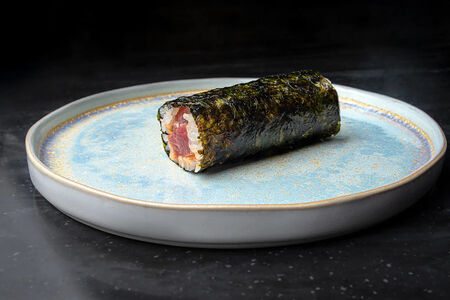 Ручной ролл с тунцом