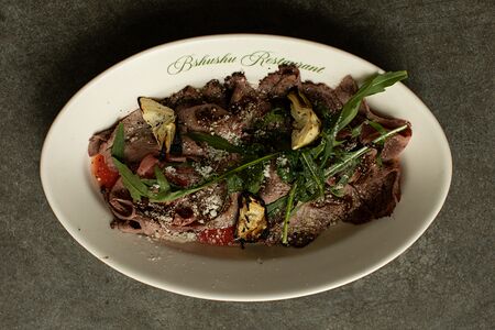 Ростбиф пармиджано с соусом из черного чеснока и артишоками гриль