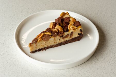 Чизкейк карамельный с орехами