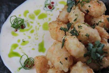 Попкорн из креветок с йогуртовым соусом сладкий чили