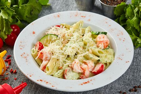 Сливочная паста с креветками и песто