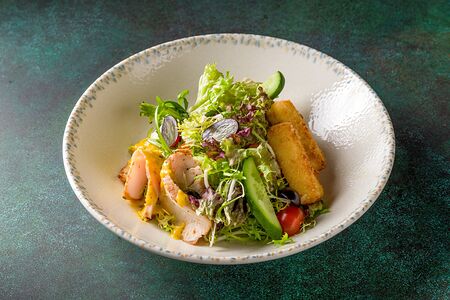 Салат с куриным филе и запеченным Сулугуни