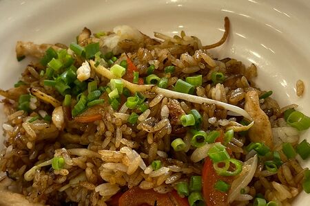 Жареный рис с овощами