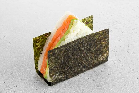 Онигири с лососем и авокадо