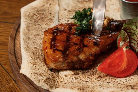 Свиные стейки Томагавк жареные на углях