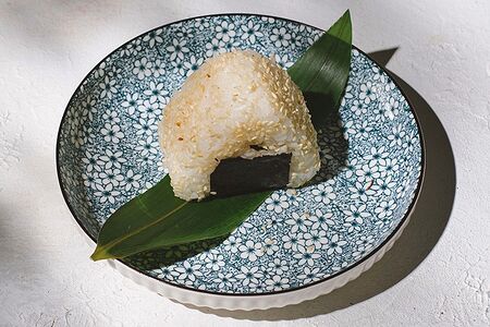 Онигири с курицей, огурцом и творожным сыром