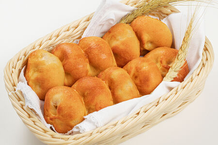 Пирожок с яблоками и изюмом