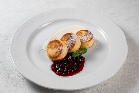 Сырники со сметаной и ягодным соусом