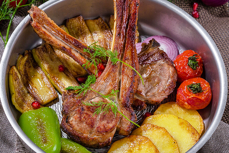 Жаркое из телячьей корейки с овощами