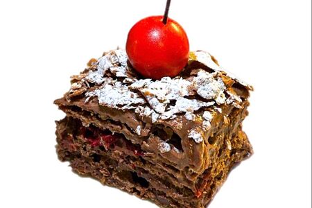 Шоколадный наполеон с вишней