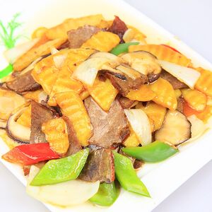 Жареная говядина с картофелем и грибами шиитаке