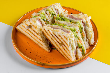 Клаб-сэндвич с ветчиной и сыром