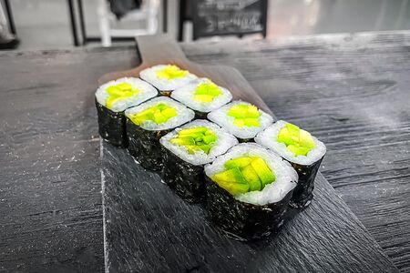 Ролл с авокадо