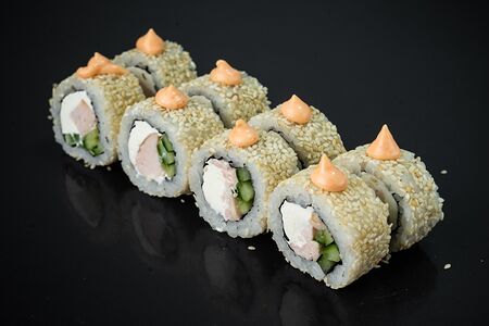 В кунжуте с курицей, сыром и огурцом