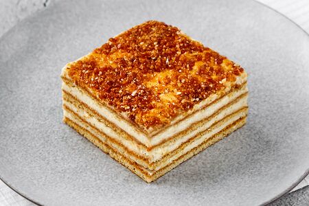 Пирожное Медовое с грильяжем