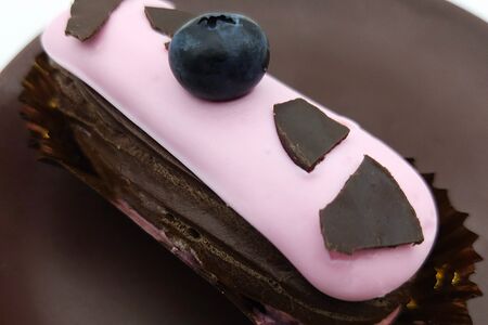 Десерт Мини-эклер с черникой-шоколадный