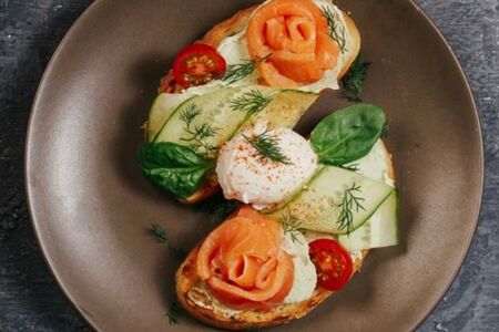 Брускетта с лососем и маринованным яйцом 