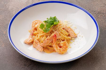 Тальятелле с лососем и креветкой в соусе Том Ям