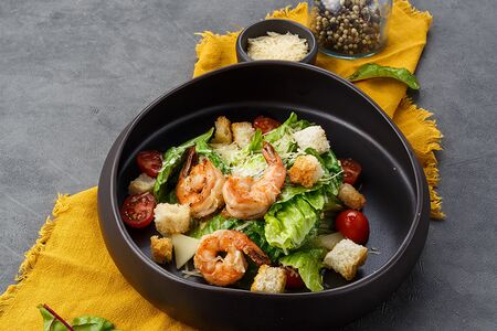 Салат Цезарь с тигровыми креветками