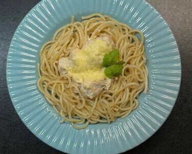 Паста с курицей в сливочном соусе