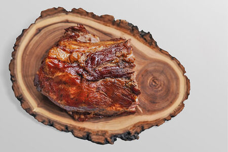 Сочная свиная шея, томленная в горячем дыму