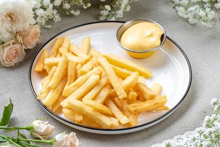 Картофель фри с сырным соусом