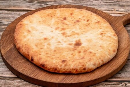 Тонкий пирог с сыром и ветчиной