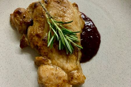 Стейк из cвинoй шеи в авторском маринаде с ягодным соусом