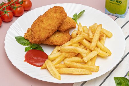 Картофель фри с курицей в хрустящей панировке