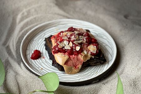 Вафля с малиной и кремом из вареной сгущенки