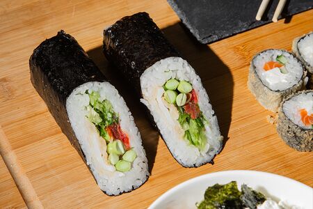 Суширитто с хрустящим кальмаром и эдамаме